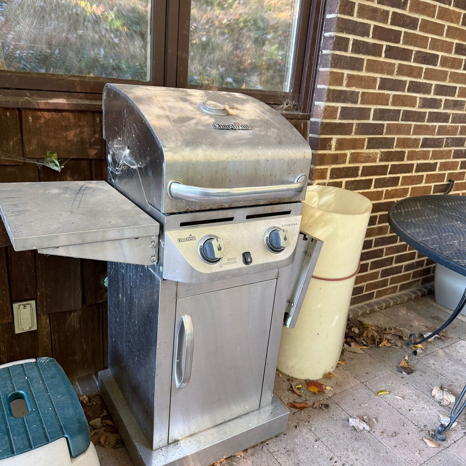 Slender stainless grill, appears in good condition, needs full cleaning, 4'H