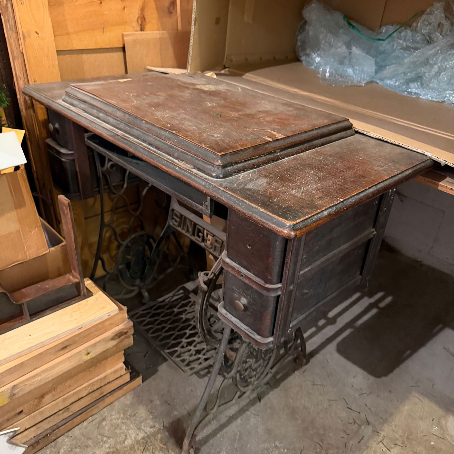 Singer treadle sewing machine table, with machine, all show wear Singer treadle sewing machine table, with machine, all show wear