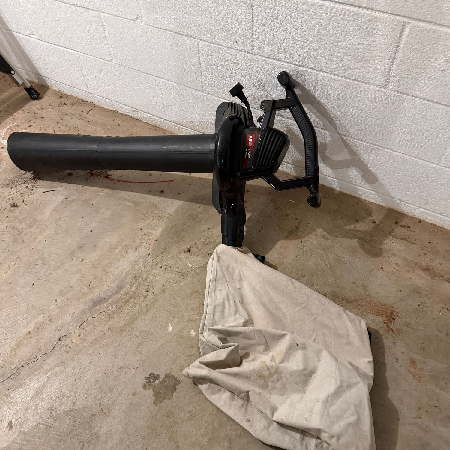 Toro electric (needs a power cord) leaf blower and vac, works