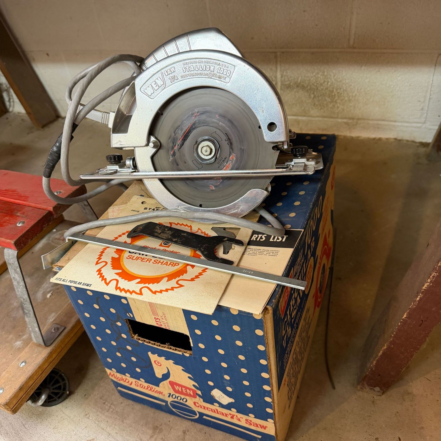 Wen Stallion 1000 circular saw, this is a big electric saw, the cord has some electrical tape, runs well on initial test Wen Stallion 1000 circular saw, this is a big electric saw, the cord has some electrical tape, runs well on initial test