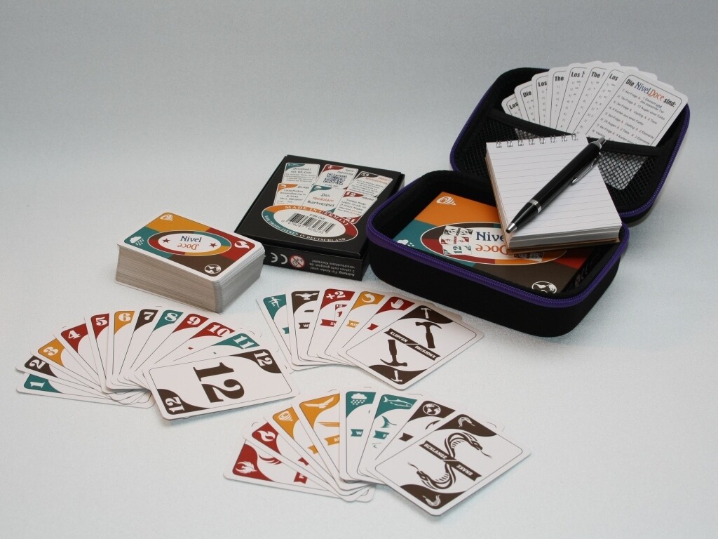 Die Bundle-Tasche 
(mit 2 Kartenspielen, einem kleinen Notizblock und einem Stift)