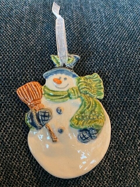 Bonhomme de neige vert avec balais