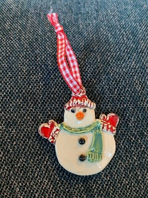 Bonhomme de neige au gants rouges