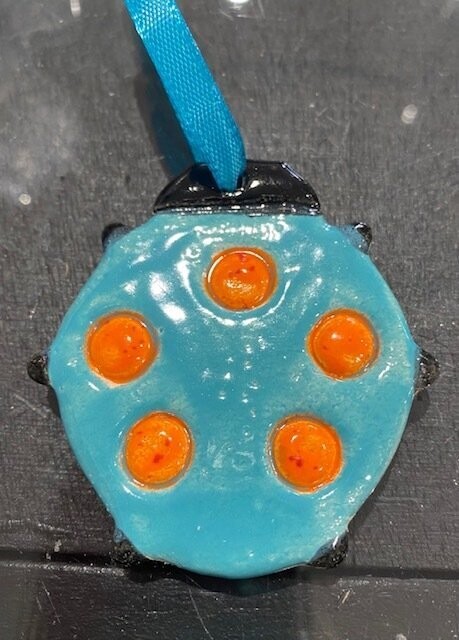 Coccinelle bleue et orange