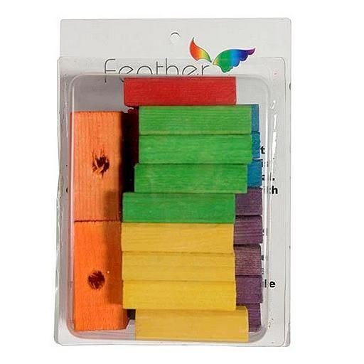 Morceaux de bois colorés et troués (26)