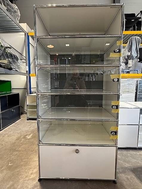 USM Vitrine weiss. zum Teil mit Leder bezogen (custom made)