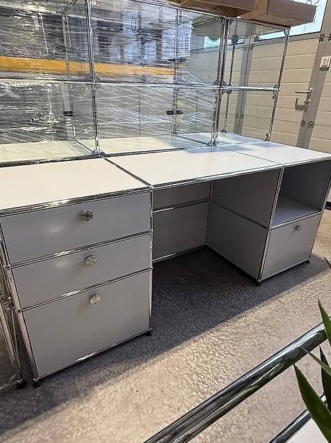 USM Haller Tisch aus Metallelementen, Neuwertig