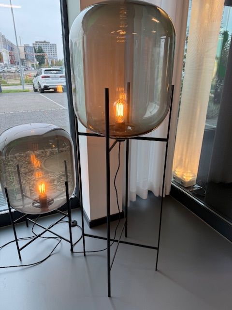 Stehleuchte Pulpo/Oda Medium (auf Foto die Kleinere), Ausstellungsmodel Stehleuchte Pulpo/Oda Medium (auf Foto die Kleinere), Ausstellungsmodel