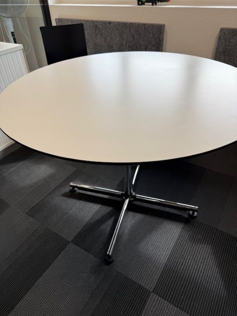 USM Kitos Tisch 110 cm, Ausstellungsmodel