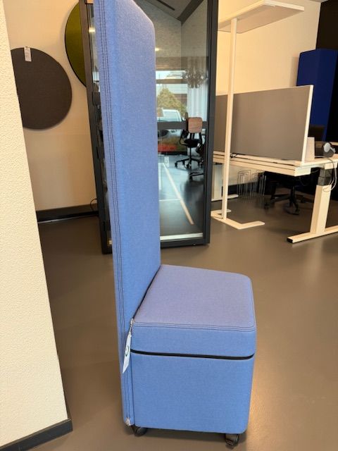 Hocker mit hoher Rückenlehne, hellblau, Ausstellungsmodel