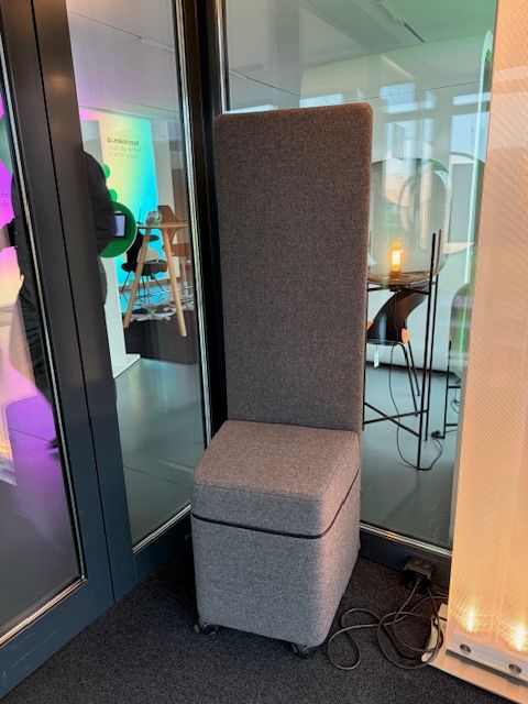 Hocker mit hoher Rückenlehne, hellgrau, Ausstellungsmodel