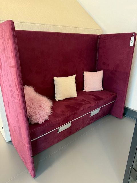 Sofa mit hoher Lehne, dunkelrot, Ausstellungsmodel