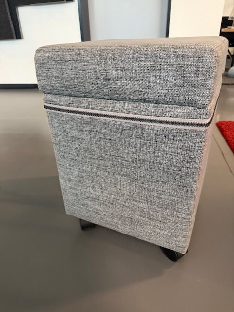 Hocker/Stauraummöbel auf Rollen, Ausstellungsmodel