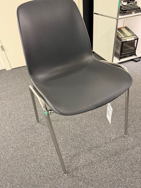 4 Bein Stuhl, mit Kunststoffschale, Ausstellungsmodel