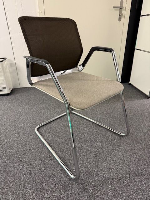 Freischwinger Stuhl, Ausstellungsmodel