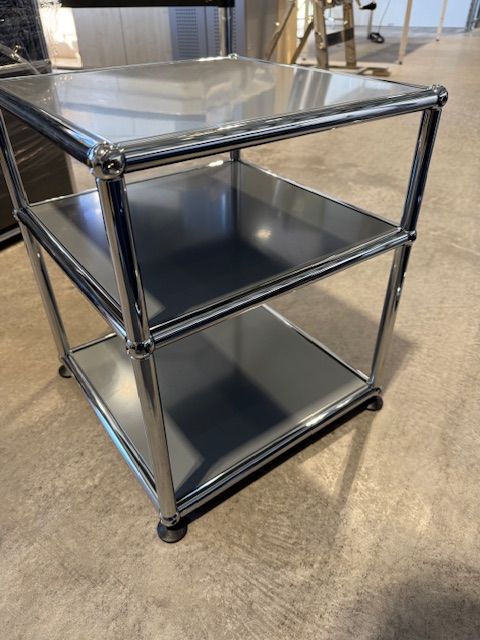 USM Haller Beistelltisch, mittelgrau, Ausstellungsmodel