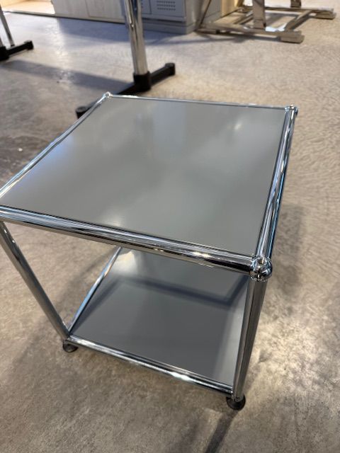 USM Haller Beistelltisch, mittelgrau, Ausstellungsmodel