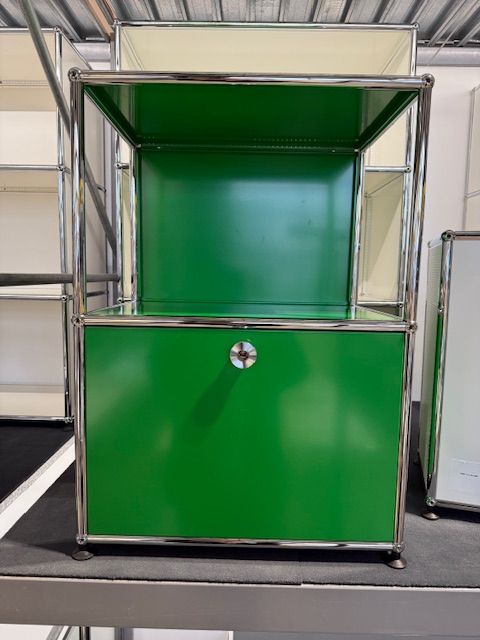 ​USM Haller, grün, mit Klappe