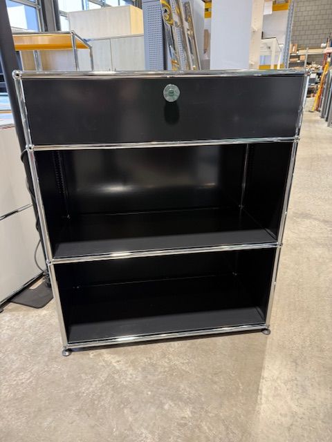 USM Highboard, schwarz, mit Schublade. Ausstellungsmodel