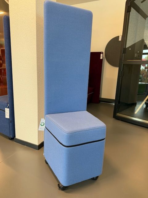 GÖTESSONS Hocker mit hoher Rückenlehne, hellblau, Ausstellungsmodel