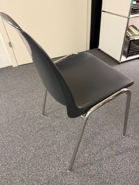 NOVONDA 4 Bein Stuhl, mit Kunststoffschale, Ausstellungsmodel
