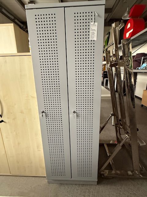 LISTA Garderobenschrank, Ausstellungsmodel LISTA Garderobenschrank, Ausstellungsmodel
