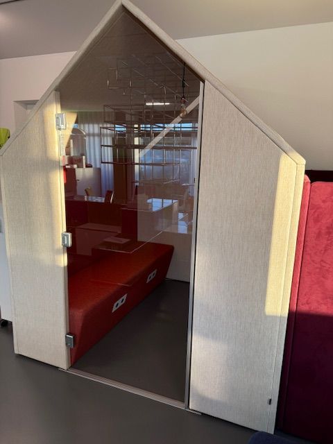 Besprechungsbox, beige/rot, Ausstellungsmodell