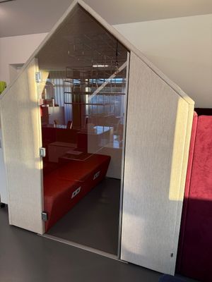 Besprechungsbox, beige/rot, Ausstellungsmodell