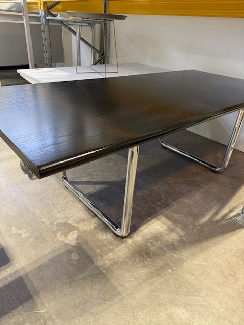 Tisch mit schwarzer Tischplatte, gebraucht Tisch mit schwarzer Tischplatte, gebraucht