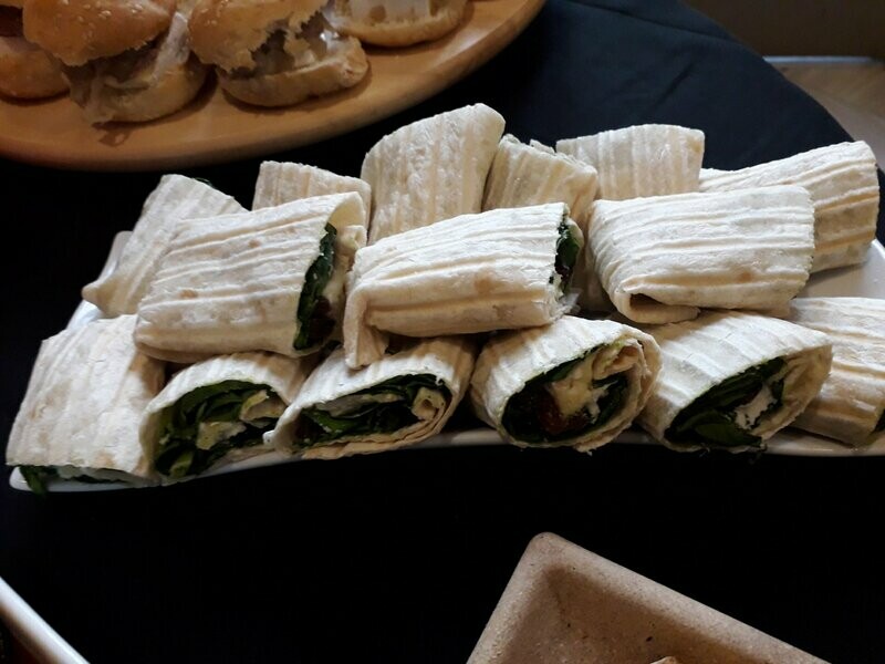 Rollito de espinacas, queso de cabra y pasas