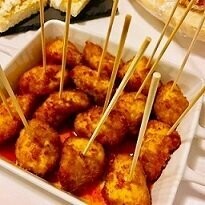 Pinchos de pollo crujiente con salsa agridulce