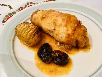 Pollo relleno de frutos secos y guarnición de patatas al horno