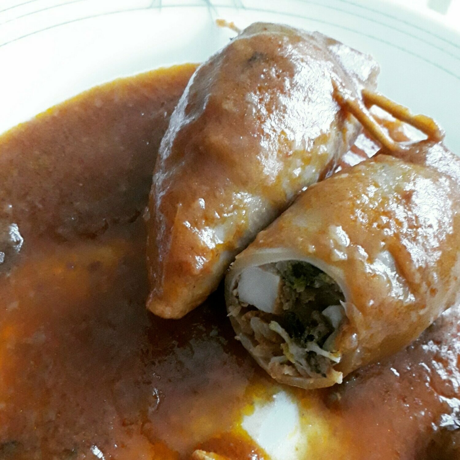 Calamares rellenos de merluza fresca y langostinos acompañados de arroz