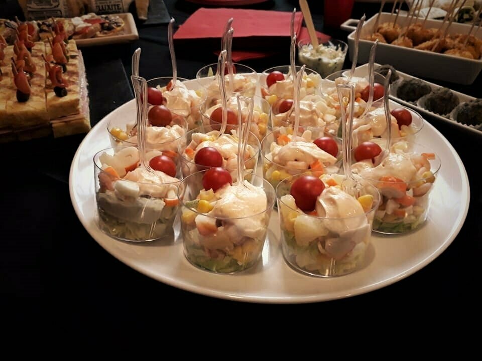 Ensaladas de marisco y crema de aguacate