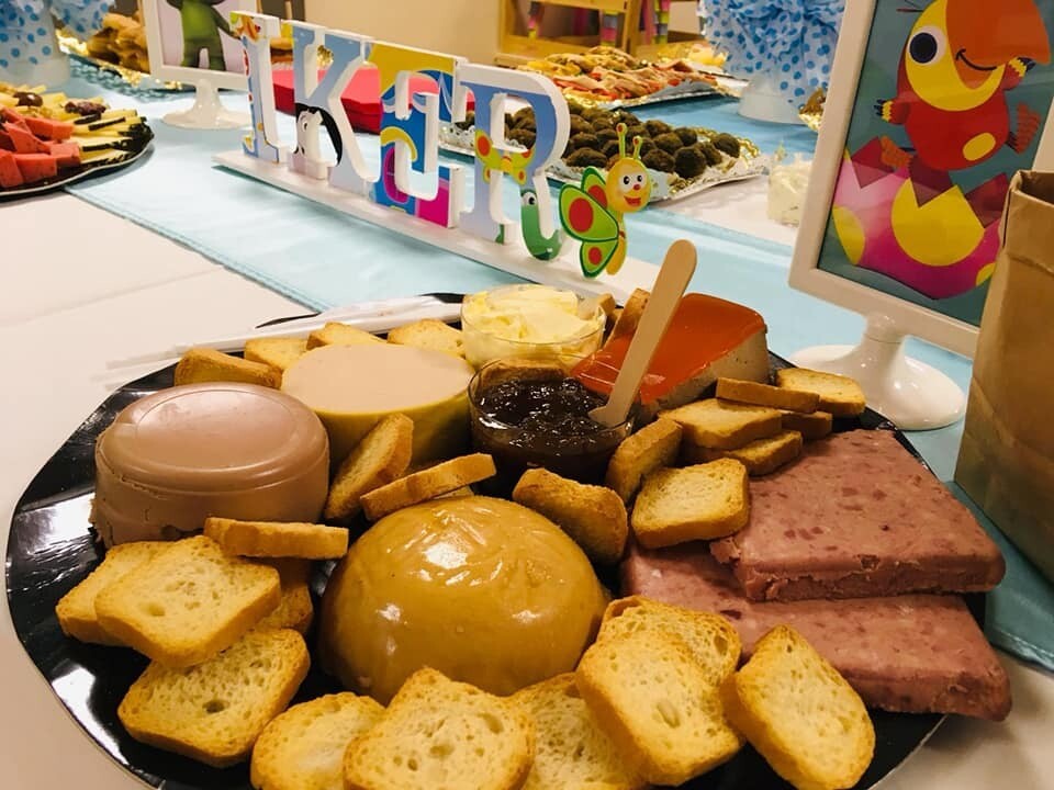 Bandeja de patés con tostaditas