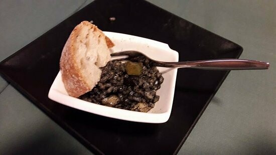 Tapitas de arroz negro con calamar  - ración aperitivo