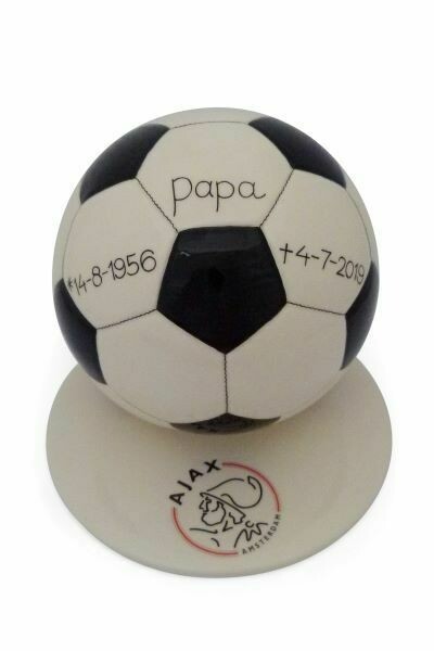 Voetbal urn (vlakken zwart-wit of rood-wit) met evt. extra opties - hand beschilderd - 3 formaten