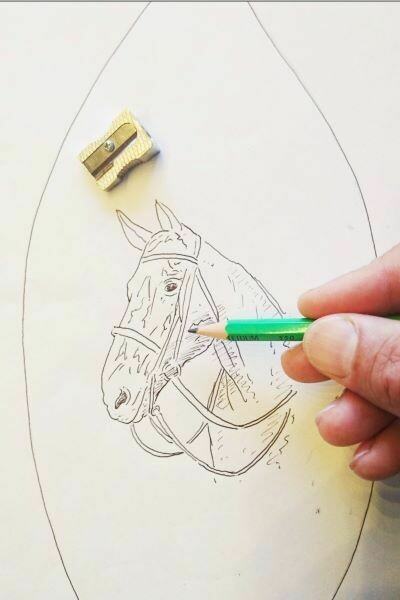 A. UW EIGEN ONTWERP URN-DECORATIE NAAR WENS - We kunnen een ontwerpschets voor u maken.
