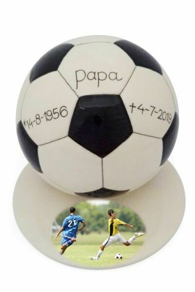 Voetbal urn met eigen gemaakte foto - hand beschilderd (3 formaten)