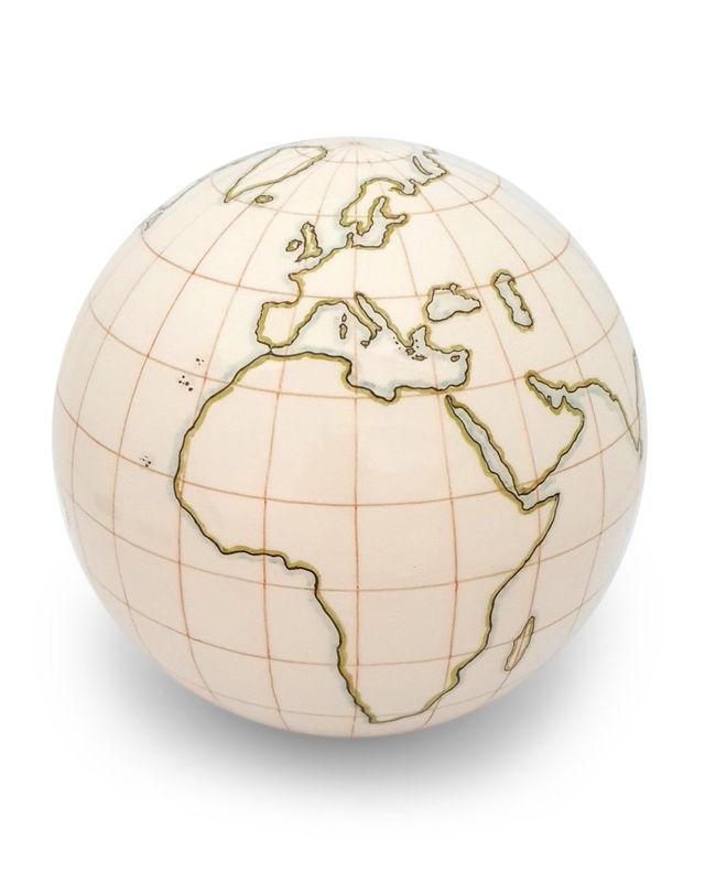 Bolvorm urn 22 cm Bolvorm urn 22 cm "Wereldbol / Globe / Wereldreiziger" - Deze urn heeft de vulopening in de bodem. Leverbaar met vrijwel alle decoraties - model PU-5 (voor alle as, 3.5 liter)