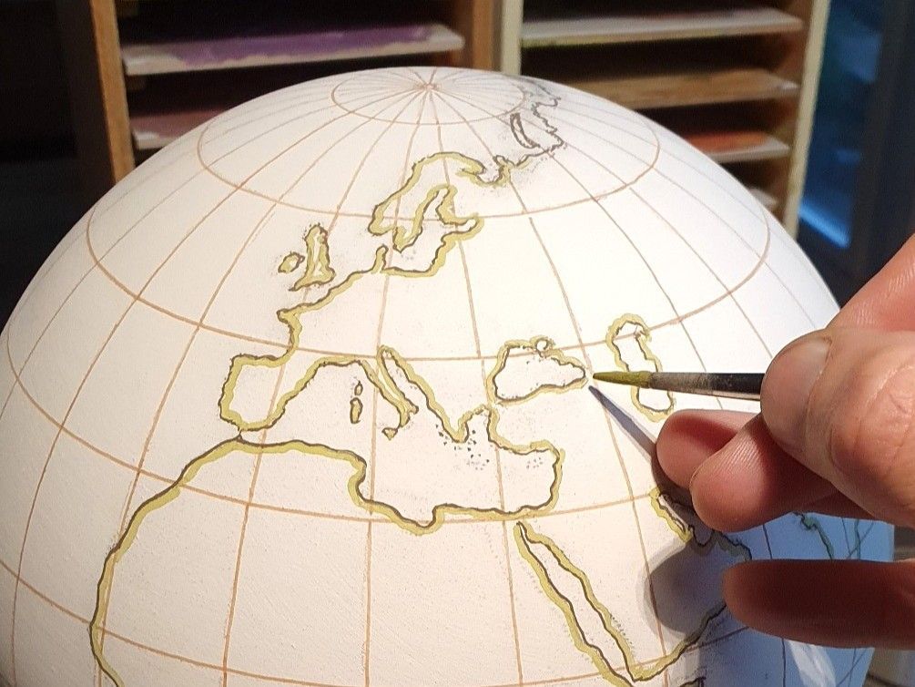 Bolvorm urn  22 cm "Wereldbol / Globe / Wereldreiziger"  -  Deze urn heeft de vulopening in de bodem. Leverbaar met vrijwel alle decoraties - model PU-5 (voor alle as, 3.5 liter)