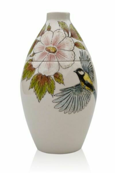 Urn "Koolmeesje met hibiscus" (model PU-1 of PU-3) hand beschilderd