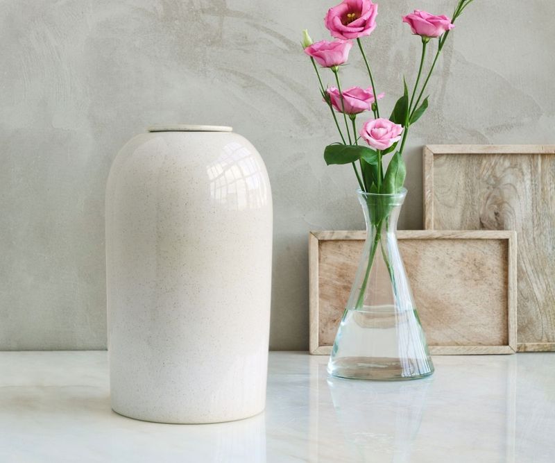 Kleurglazuur urn model PELION wit gespikkelde glazuur S595-L