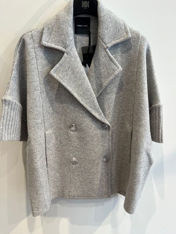 NIEUW TRICOT VEST/CAPE ANNECLAIRE