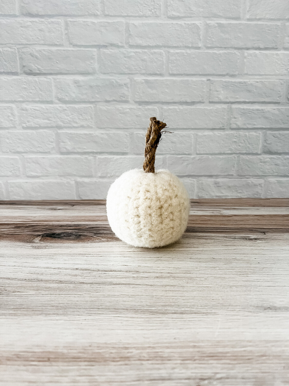 Felted pumpkin w/rope white