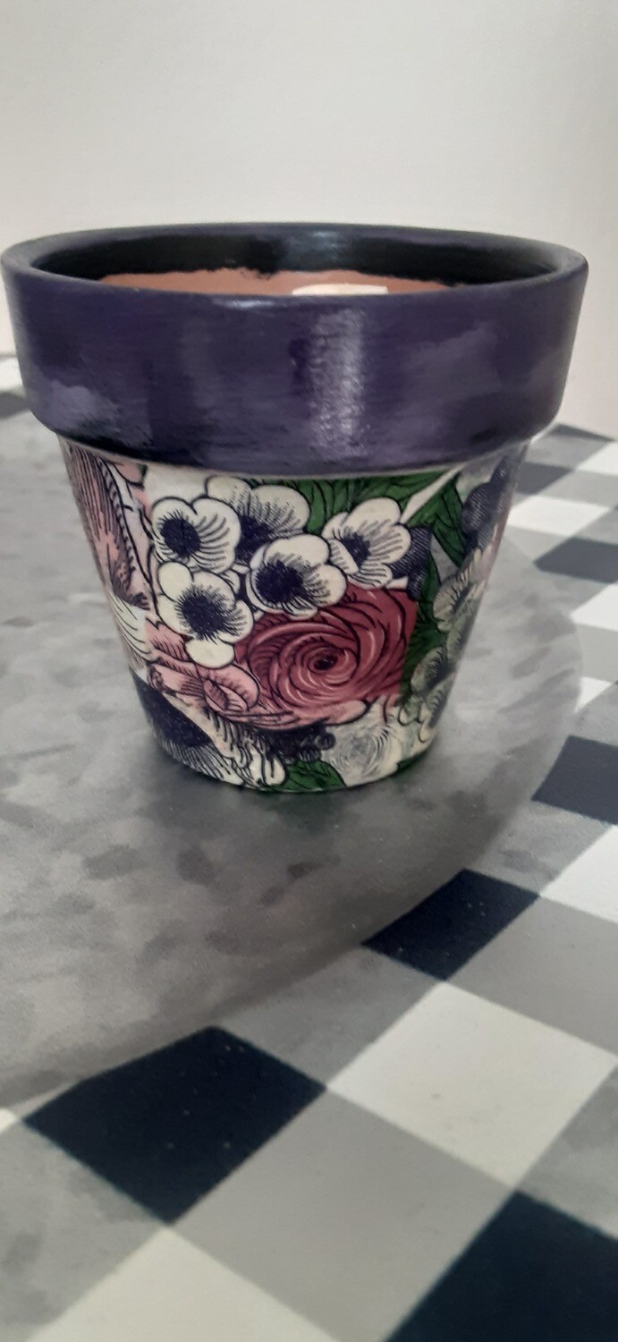 Flower decoupage candle holder