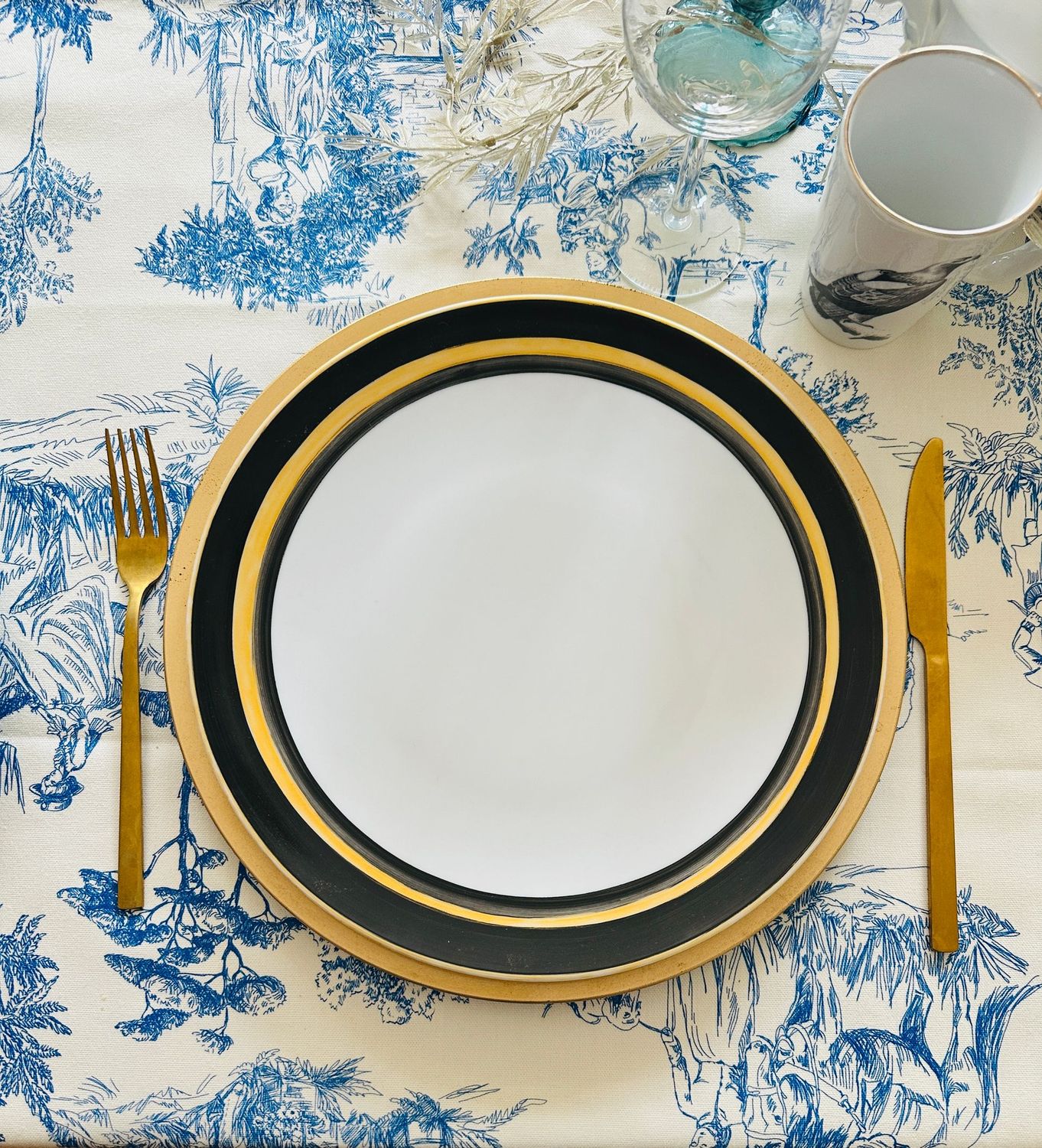 ASSIETTE DE PRÉSENTATION 30cm ø. PEINTE À LA MAIN