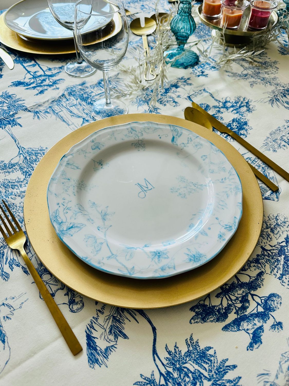 Assiette plate 27cmø. BLUE. INITIAL COLLECTION. Peinte à la main