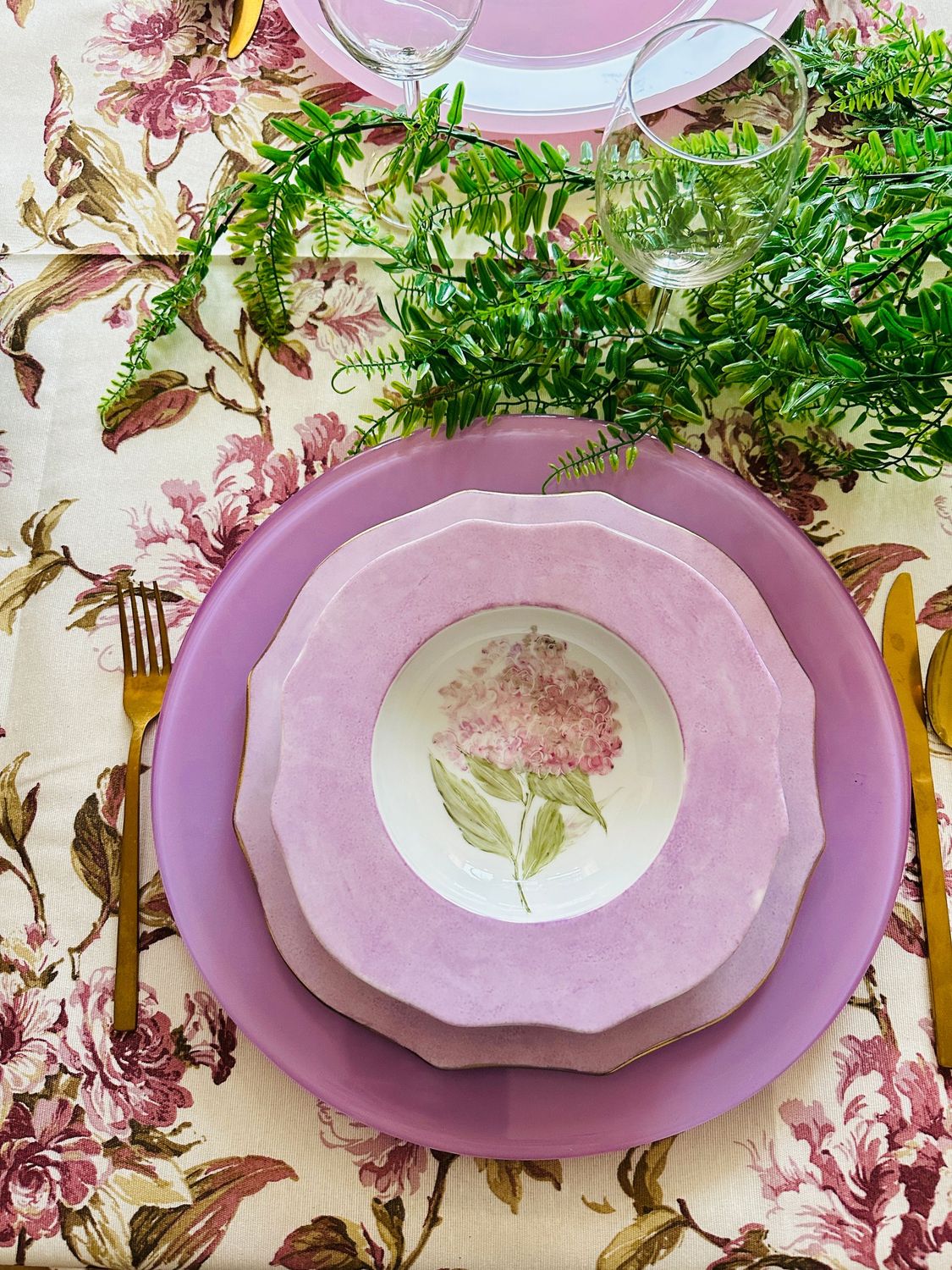 Assiette creuse. LILA COLLECTION. Peinte à la main