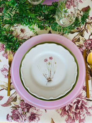 Assiette plate 27 cm ø. ALLIUM ROSE. FLOWER COLLECTION.Peinte à la main